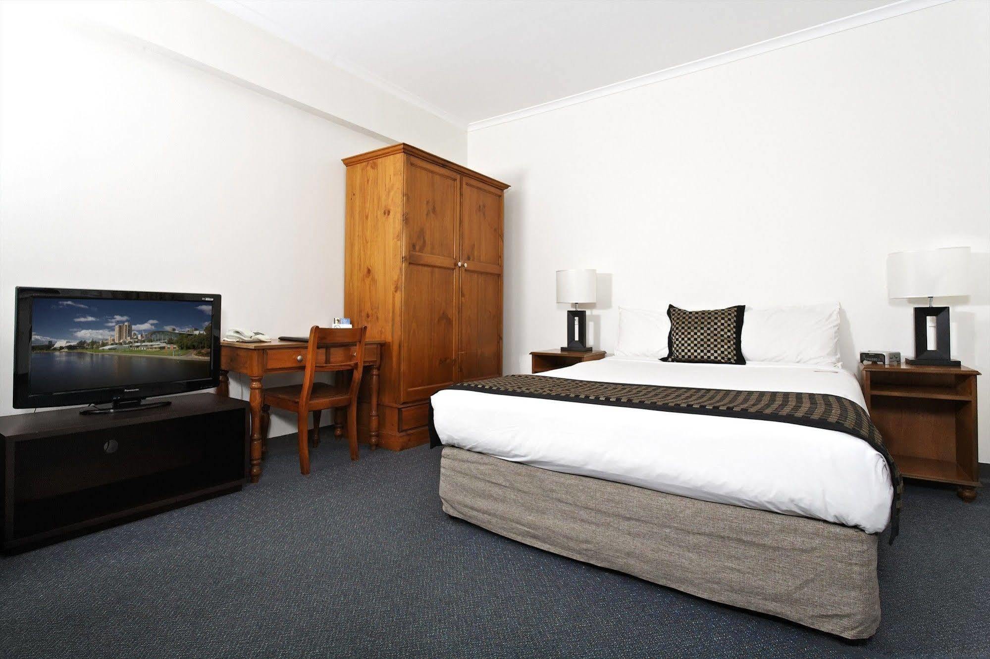 Breakfree Directors Aparthotel 3*