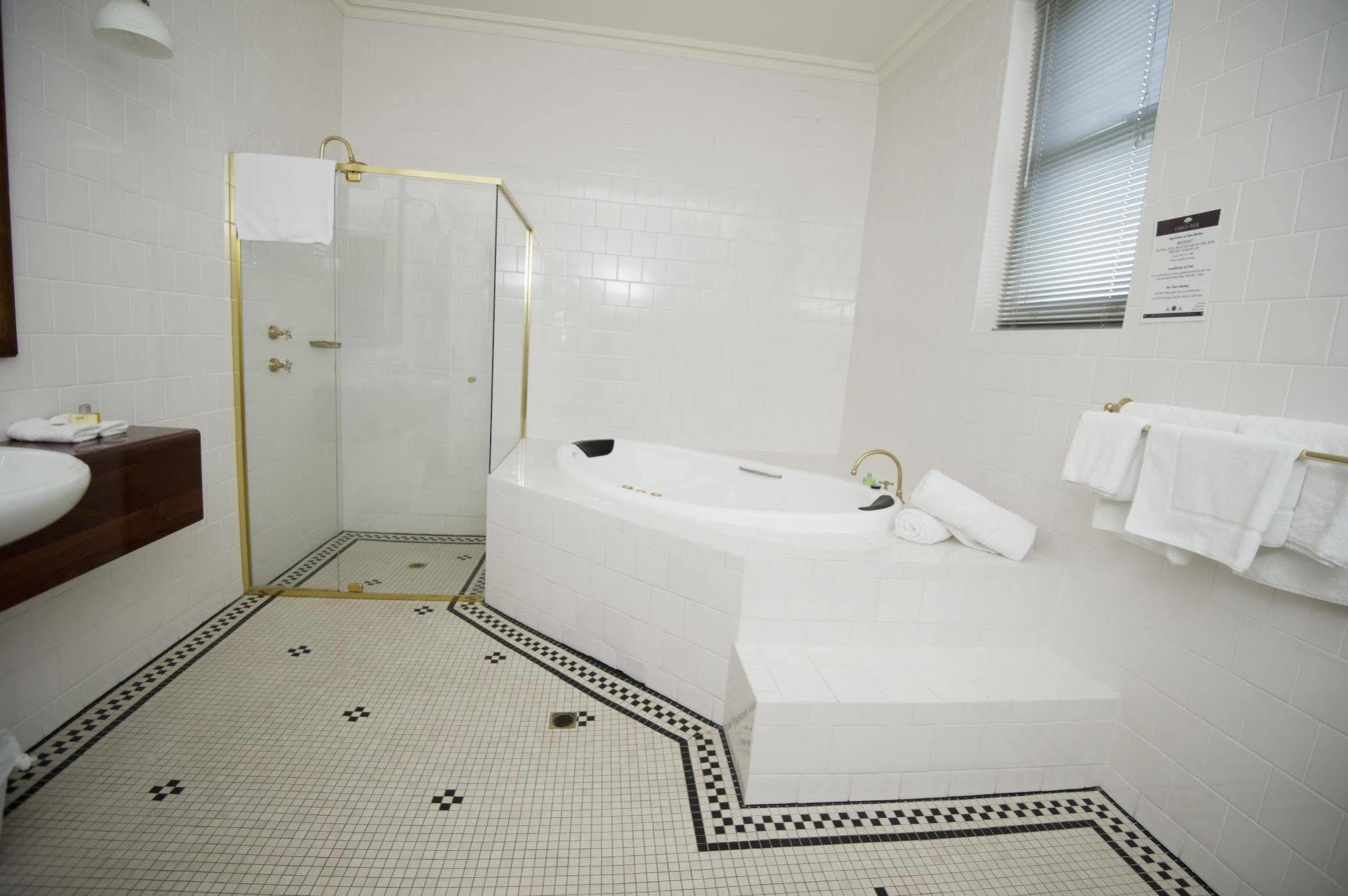 Hotel Largs Pier