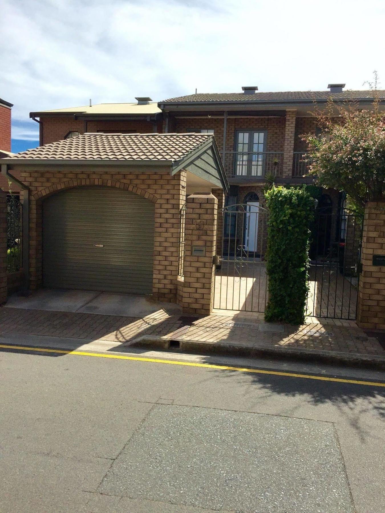 Holiday home Chic Townhouse In North