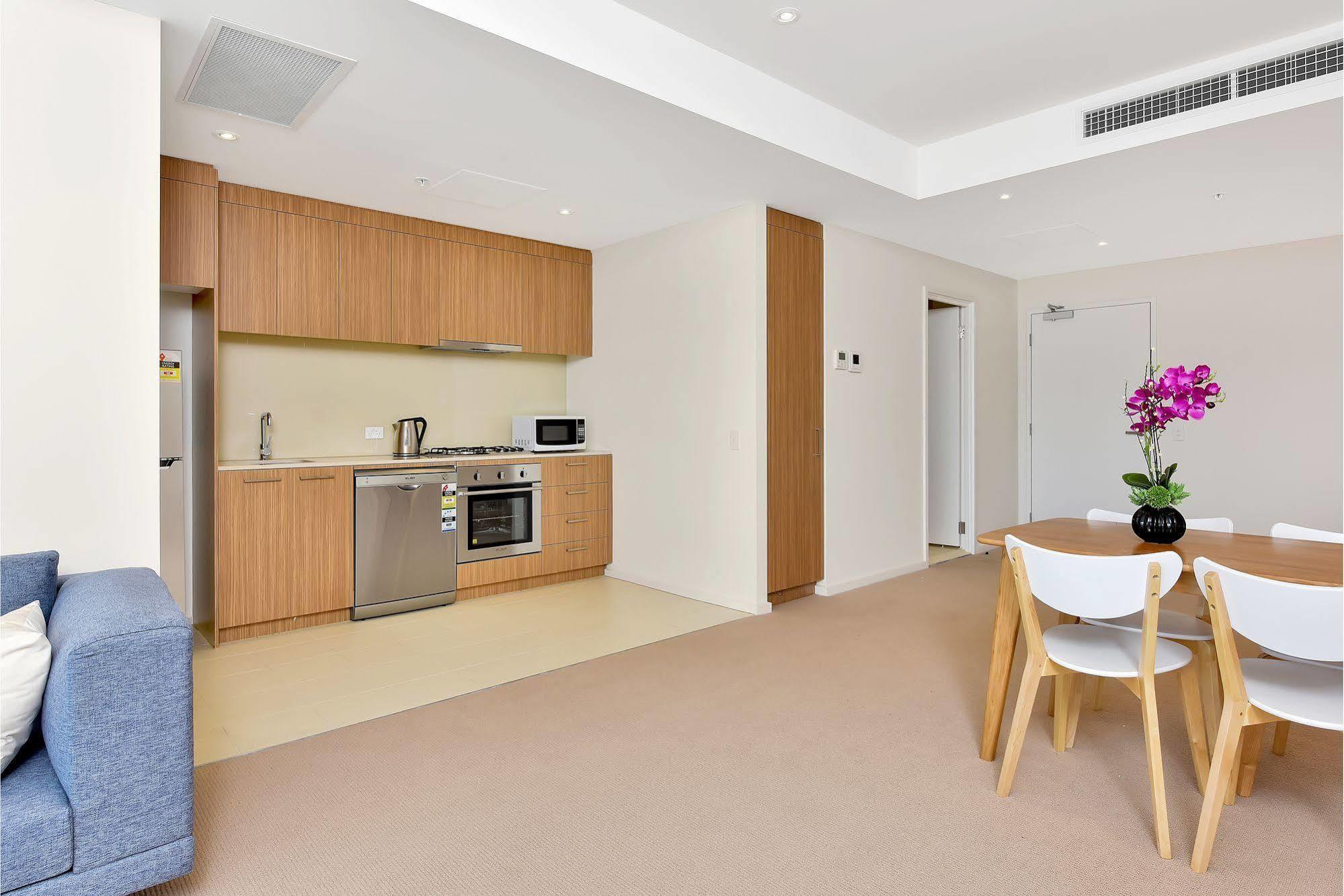 Aparthotel Vision On Morphett Central 4*