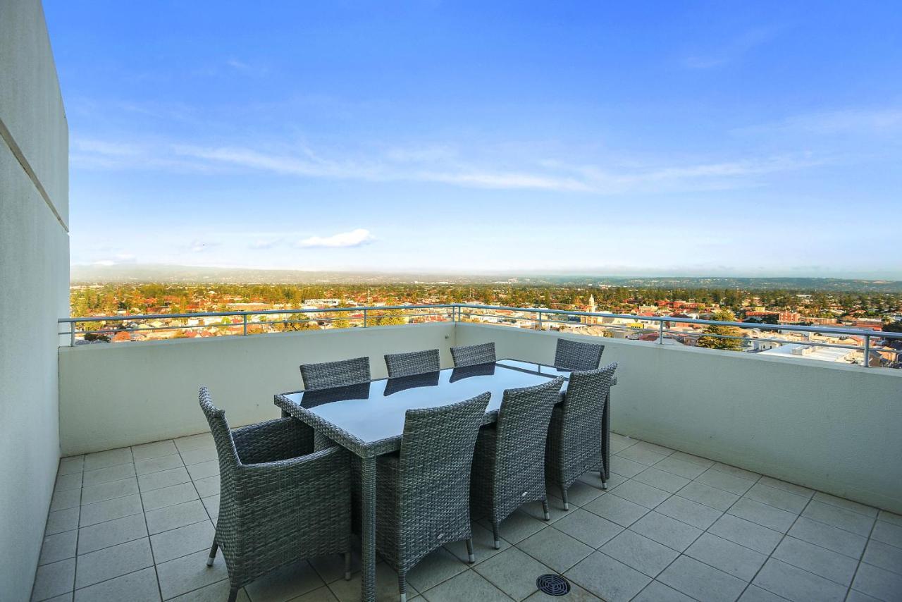 Glenelg Skyline Penthouse - Wifi Holiday home *