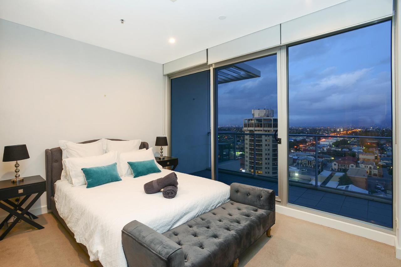 Glenelg Skyline Penthouse - Wifi Holiday home