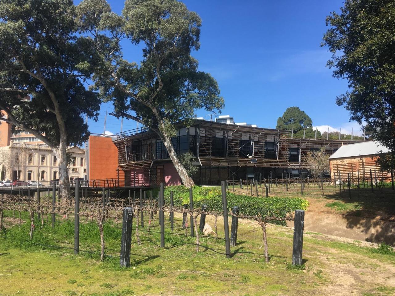 Style Accommodation-close To City-north Adelaide-3 Bdrm- Free Parking * Adelaide