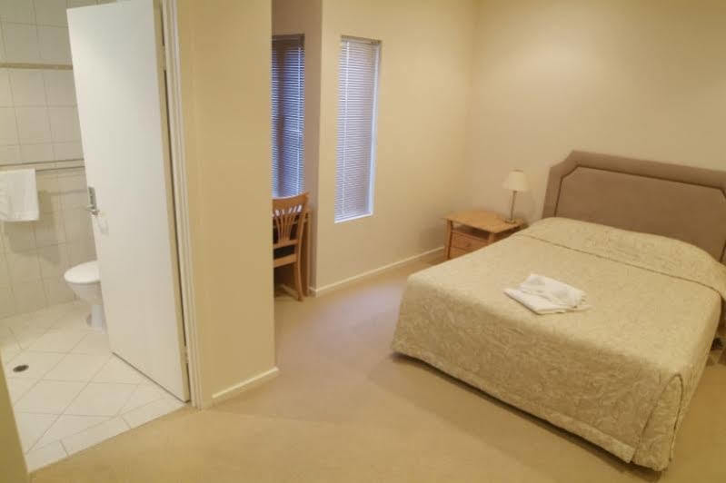 Aparthotel Glenelg Beachside 4*