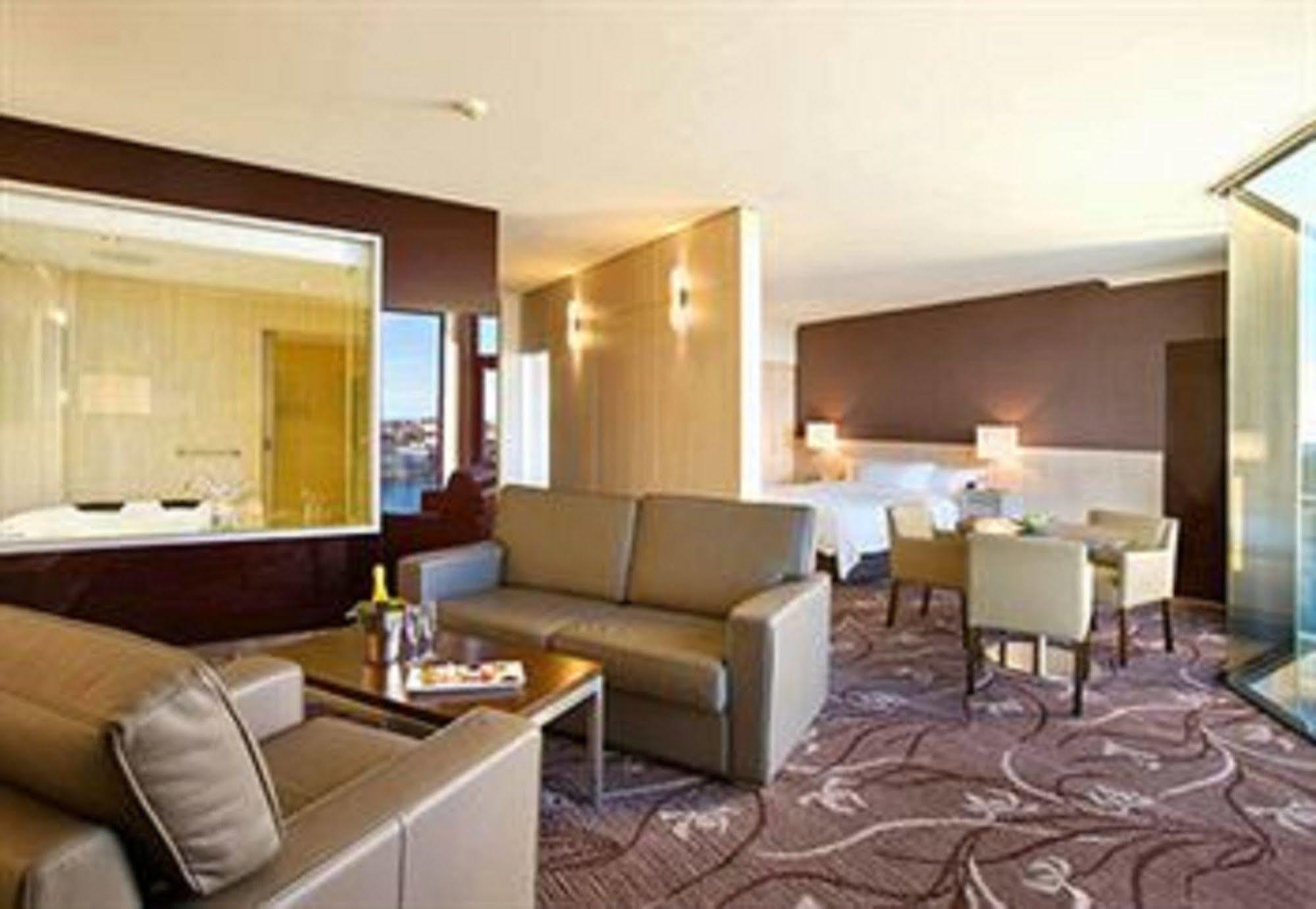 Hotel Lakes