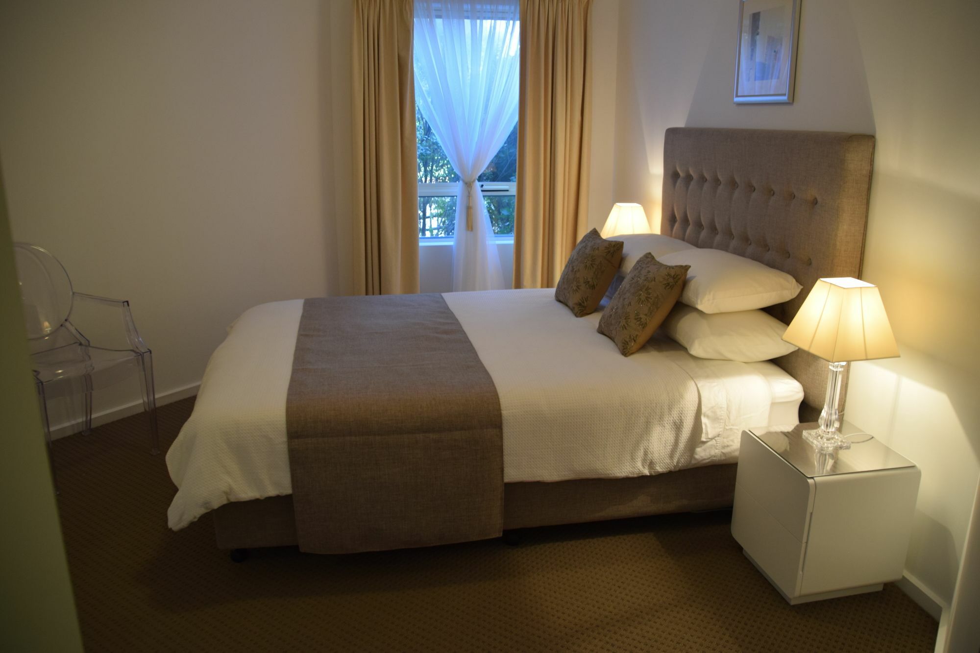 Spacious 4 Bedroom And 2 Bathrooms Apartment *