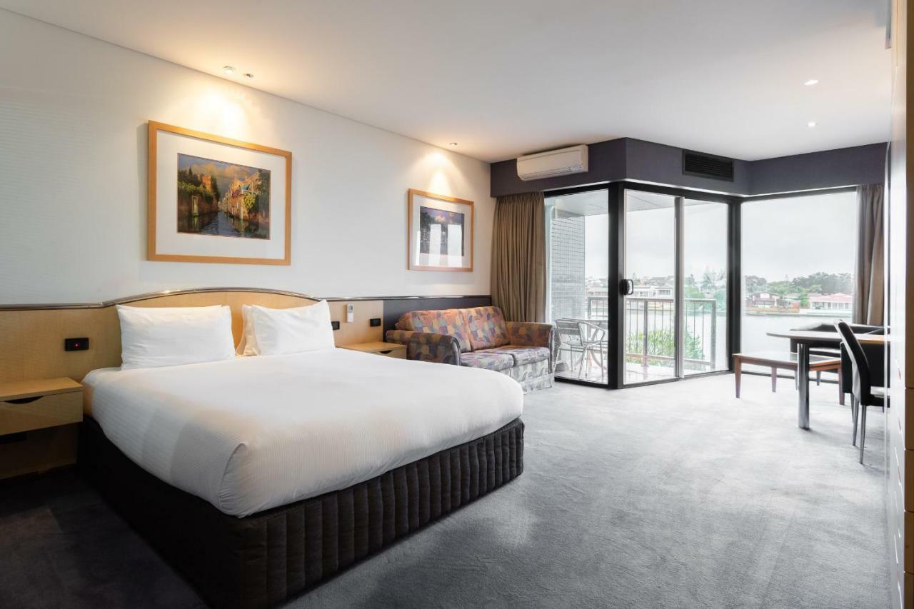 Lakes Hotel