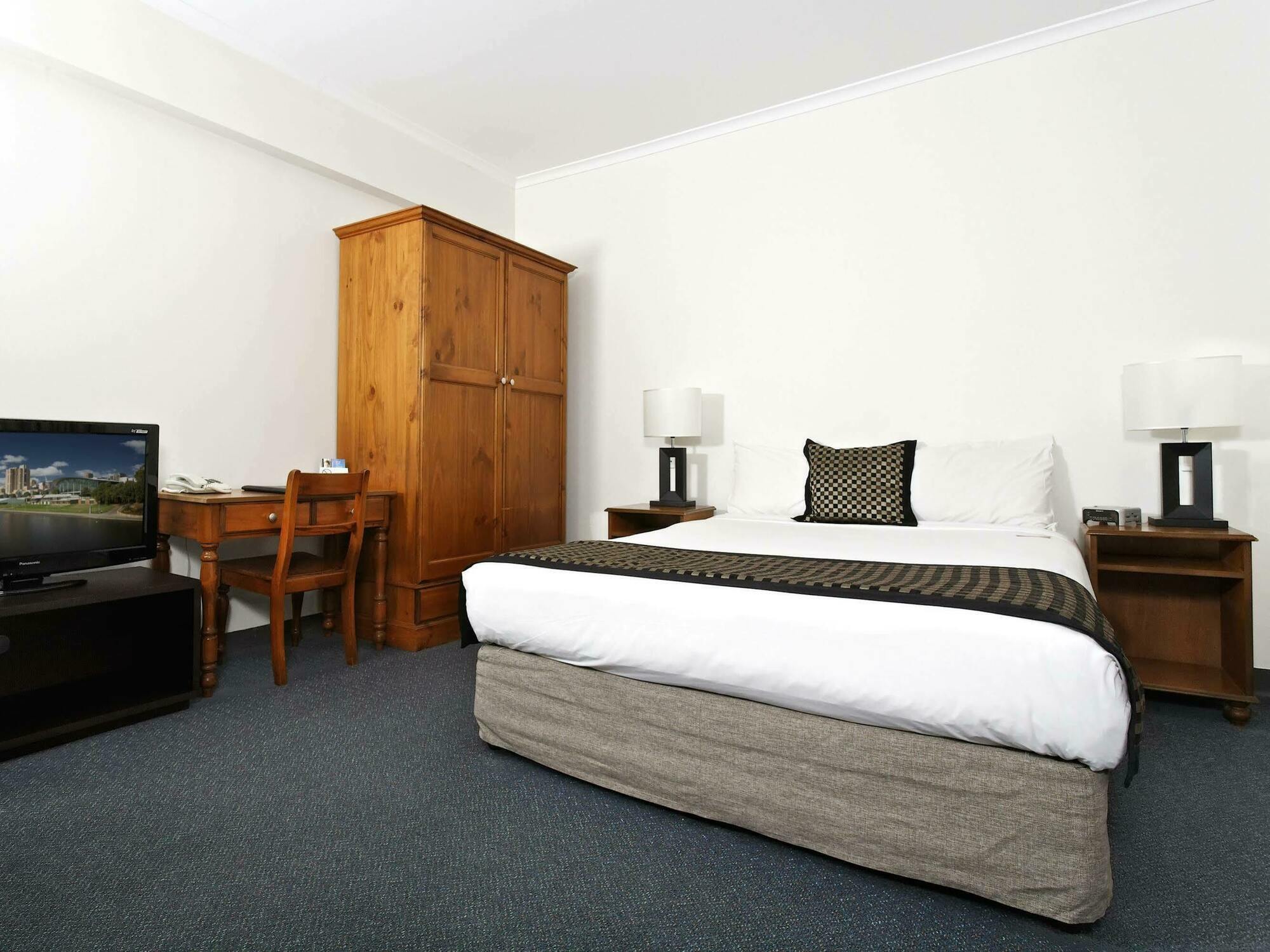 Breakfree Directors Aparthotel 3*
