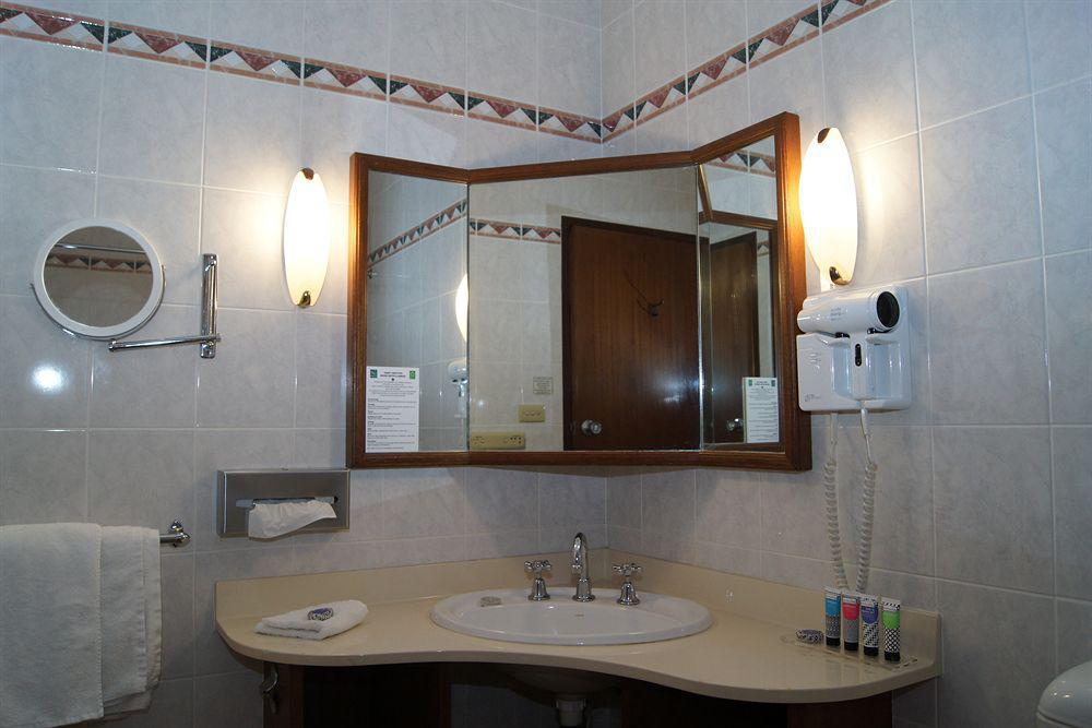 Adelaide Inn Hotel 4*
