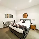 410 /247 Studio Gouger St Ex Hotel Room In City
