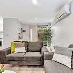 Charming Glenelg Stay, Walking Distance To Beach
