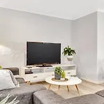 Charming Glenelg Stay, Walking Distance To Beach