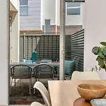 Oceanside At Christies Beach - Contemporary Comfort