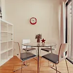 3 Bedroom Townhouse Near Gouger Street - Pets Friendly - Free Parking - Free Wifi