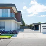 Chic Flinders Park Getaway