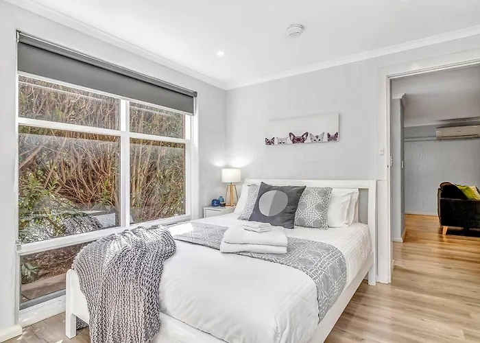Charming Glenelg Stay, Walking Distance To Beach
