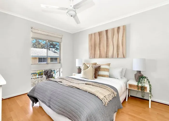 Heart Of Henley - A Homey Hideaway By The Beach