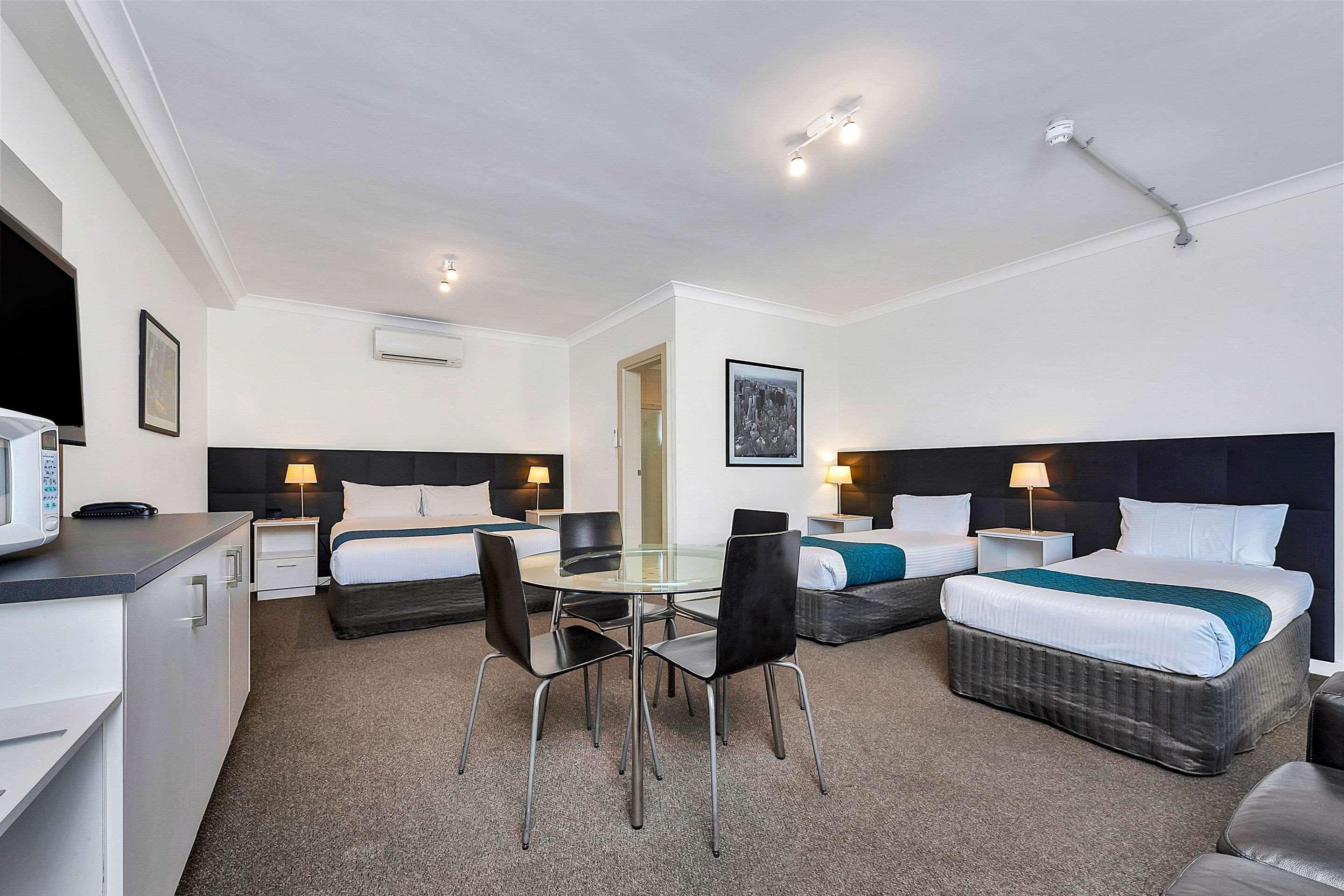 Hotel Comfort & Manhattan Adelaide