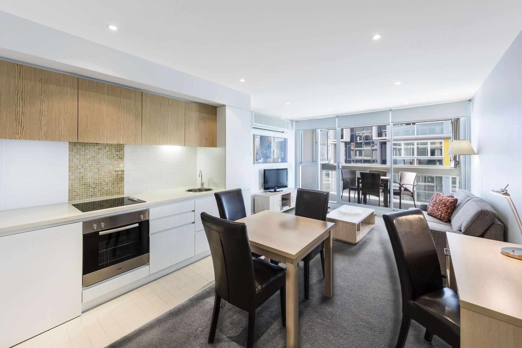 Istay Precinct Aparthotel