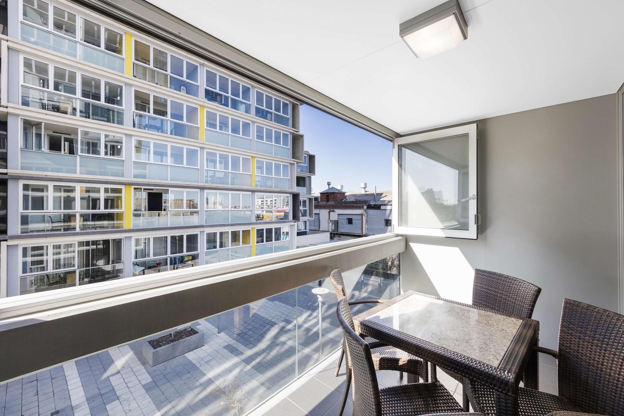 Istay Precinct Aparthotel