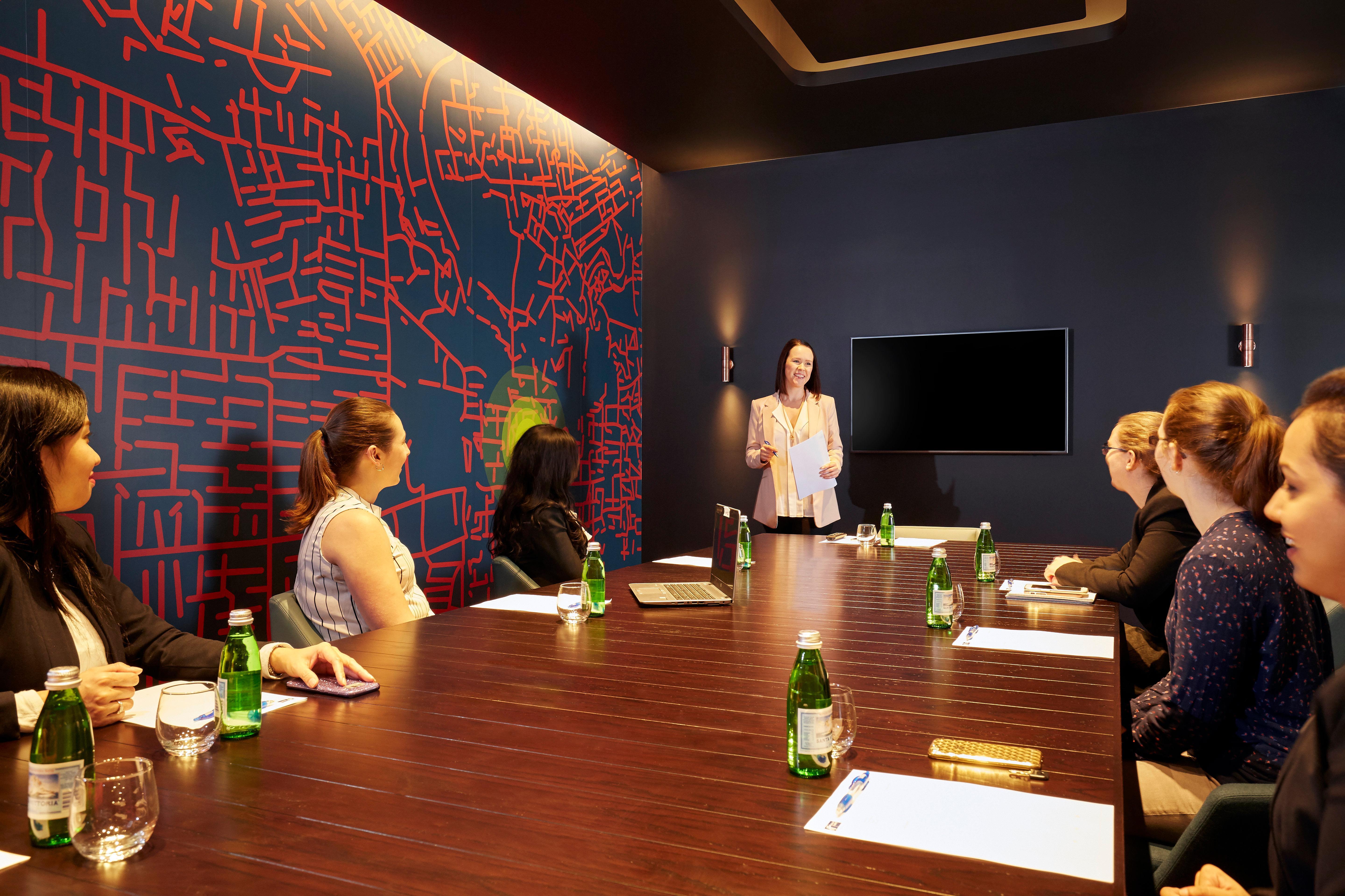 Hotel Express Centre By Ihg 4*