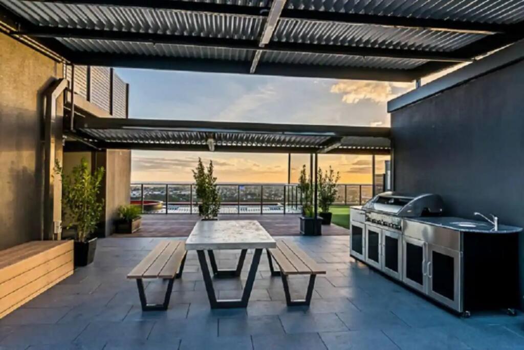 Skyline Luxury Retreat: Gym, Pool & Cinema * Adelaide