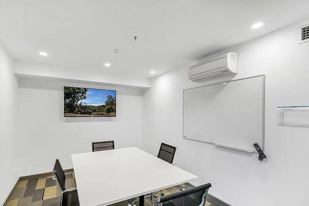 Skyline Luxury Retreat: Gym, Pool & Cinema Apartamento *