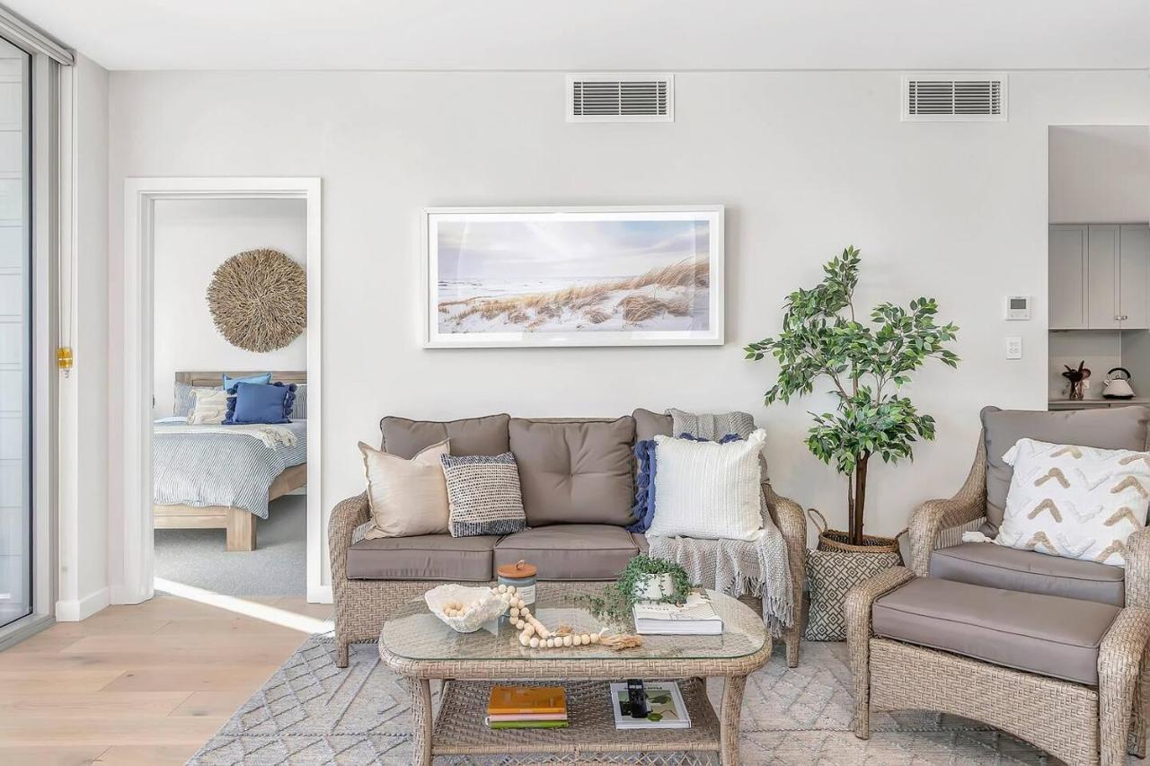 Hamptons-inspired Waterfront Living On Moana *