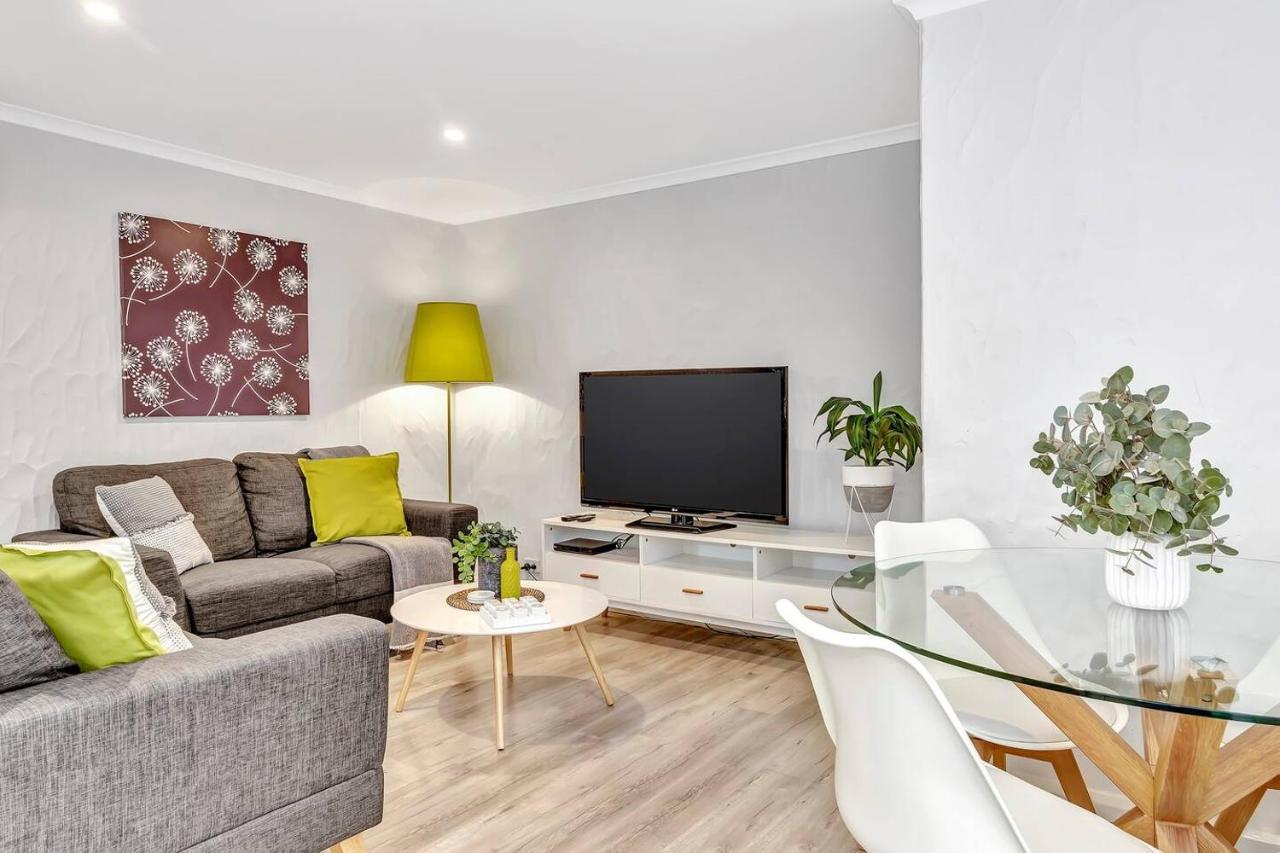 Apartment Charming Glenelg Stay, Walking Distance To
