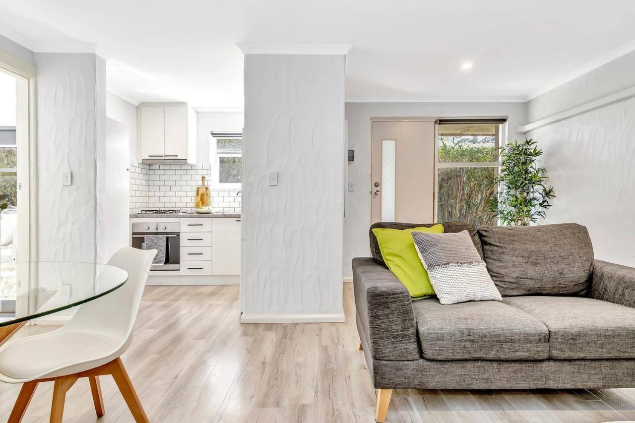 Charming Glenelg Stay, Walking Distance To