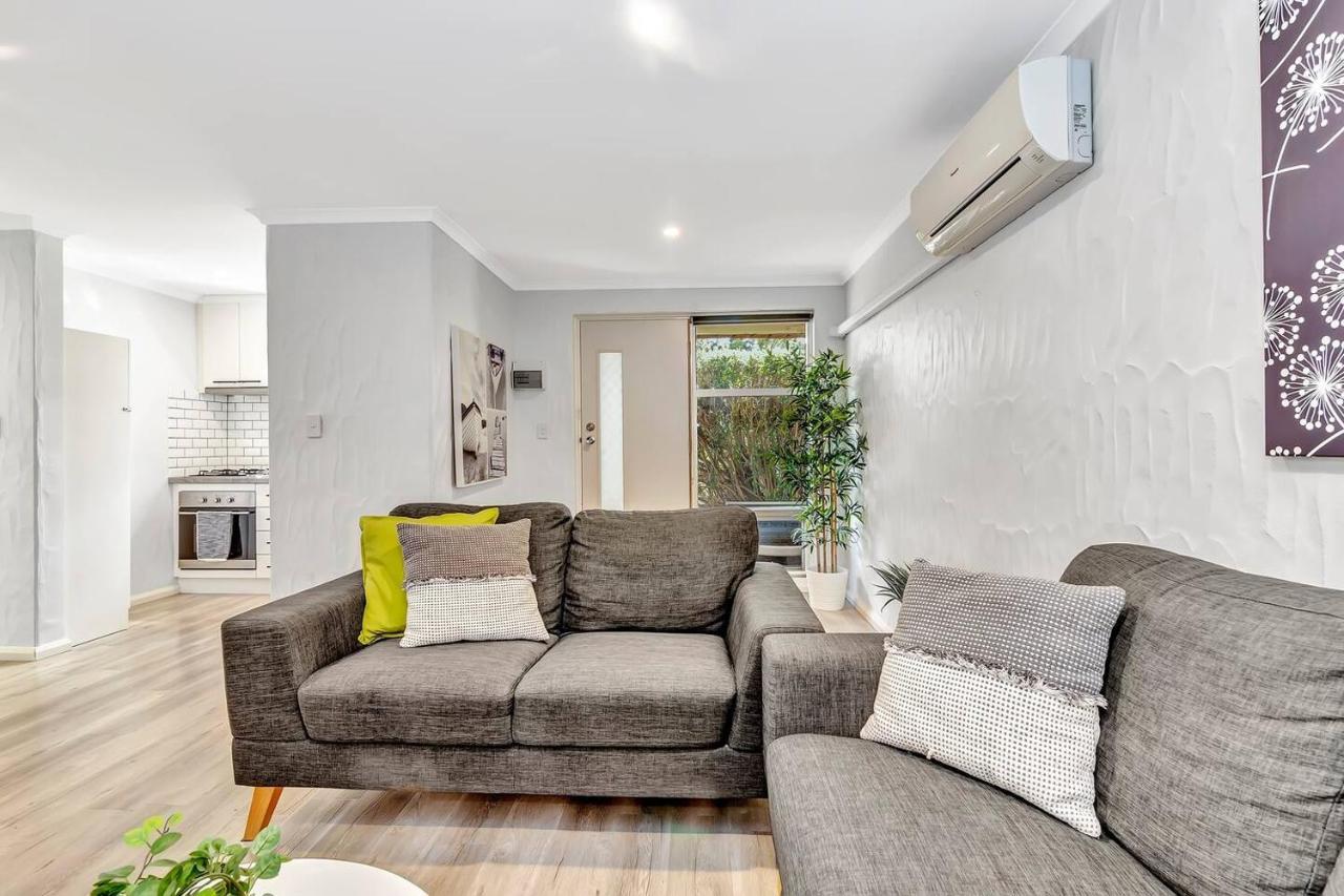 Charming Glenelg Stay, Walking Distance To Apartment *