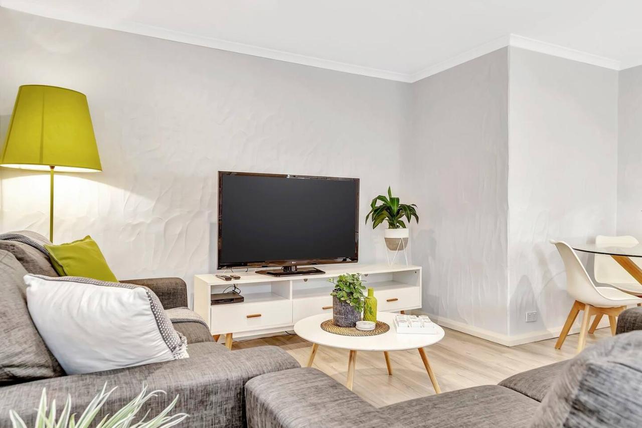 Charming Glenelg Stay, Walking Distance To Apartment *