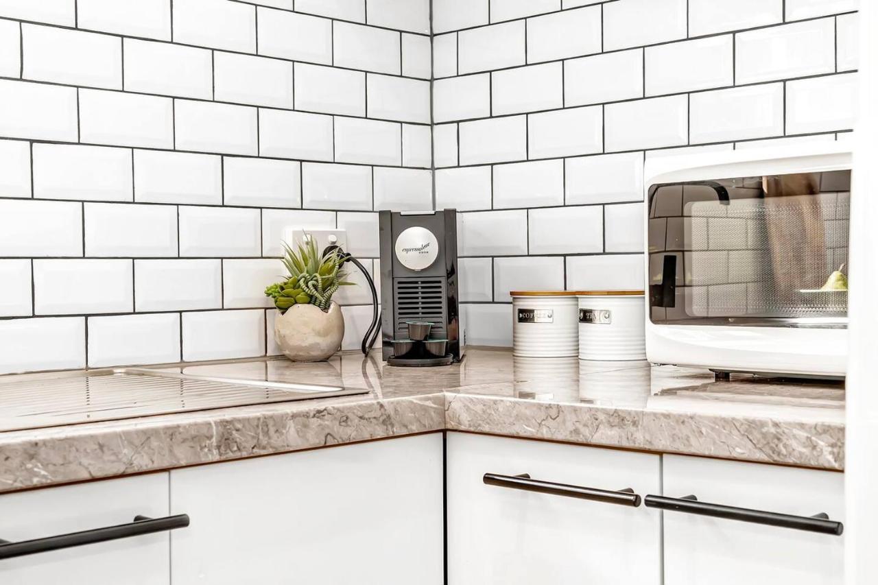 Charming Glenelg Stay, Walking Distance To Apartment