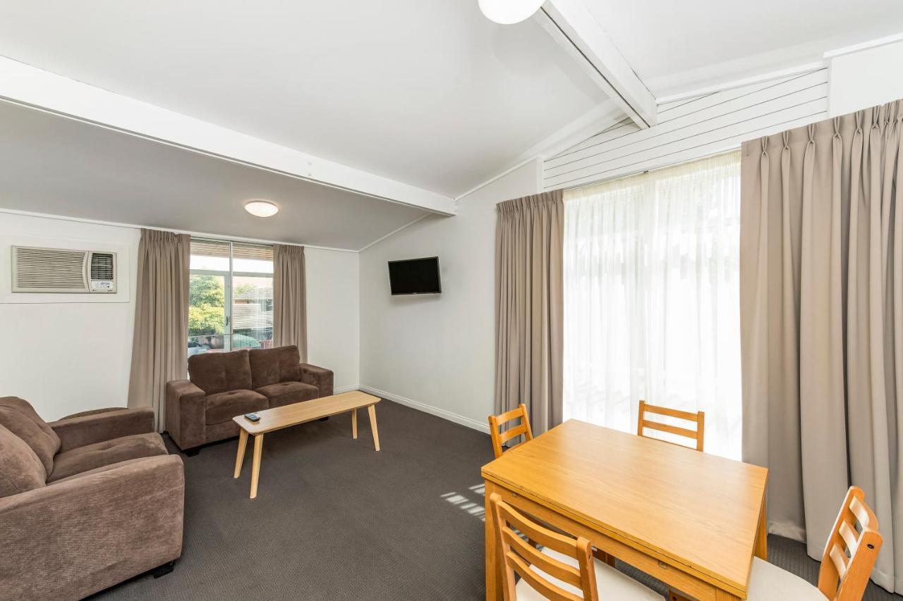 Lodge Econo East