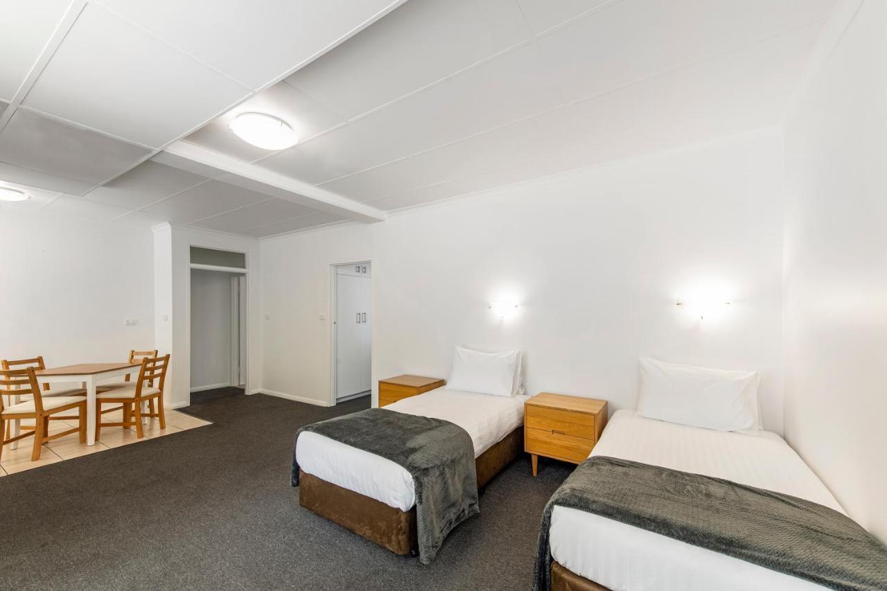 Lodge Econo East