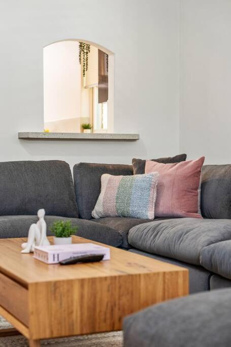 Petal And Bloom - 3br Family Cbd Apartment