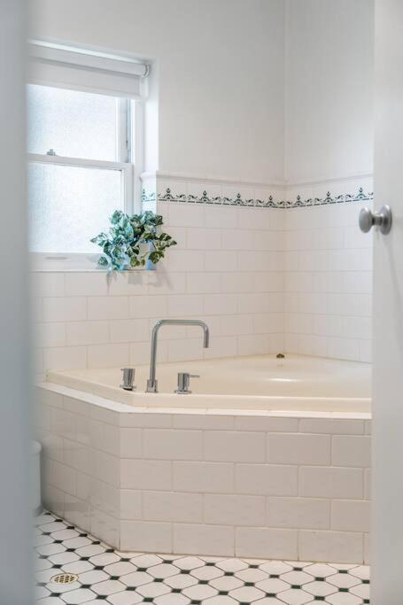 Petal And Bloom - 3br Family Cbd Apartment Adelaide