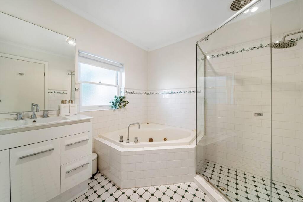 Petal And Bloom - 3br Family Cbd Apartment