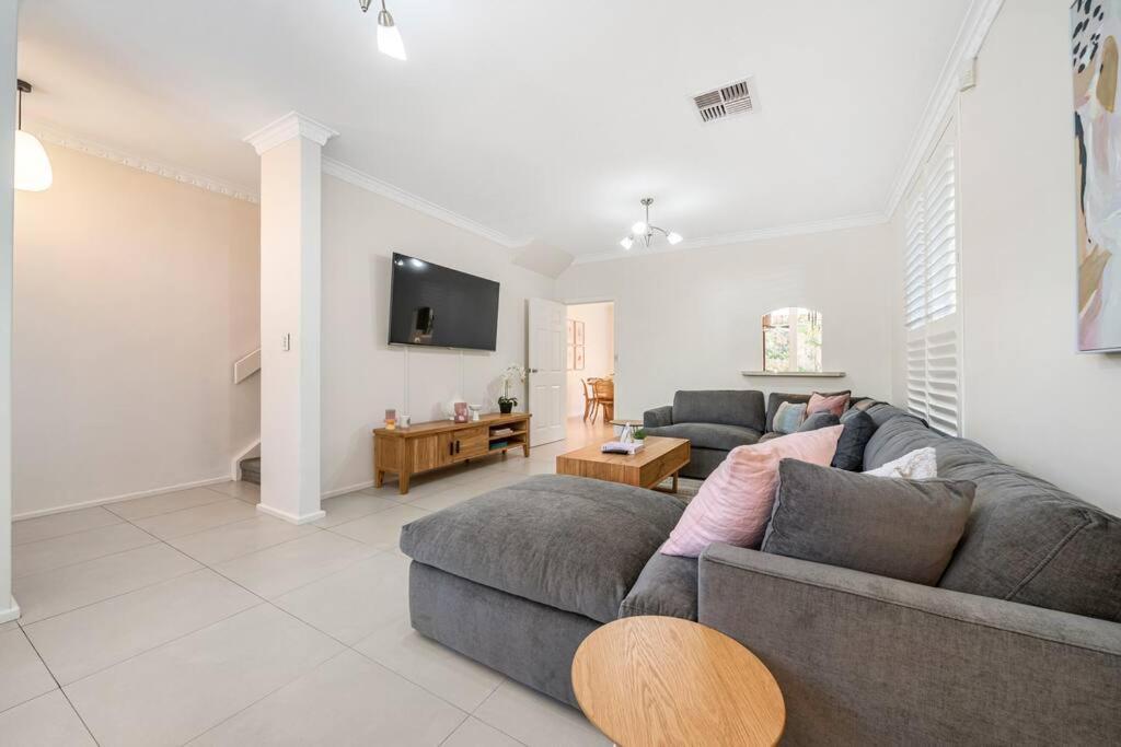 Petal And Bloom - 3br Family Cbd Apartment Adelaide