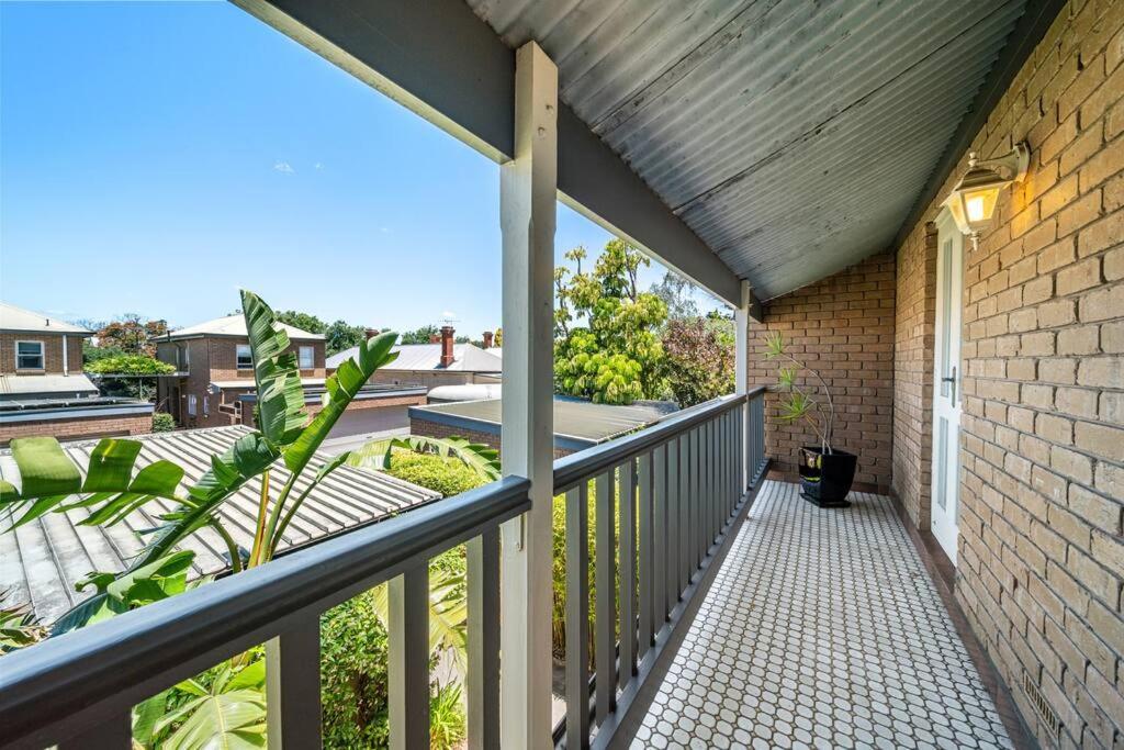 Petal And Bloom - 3br Family Cbd Apartment *
