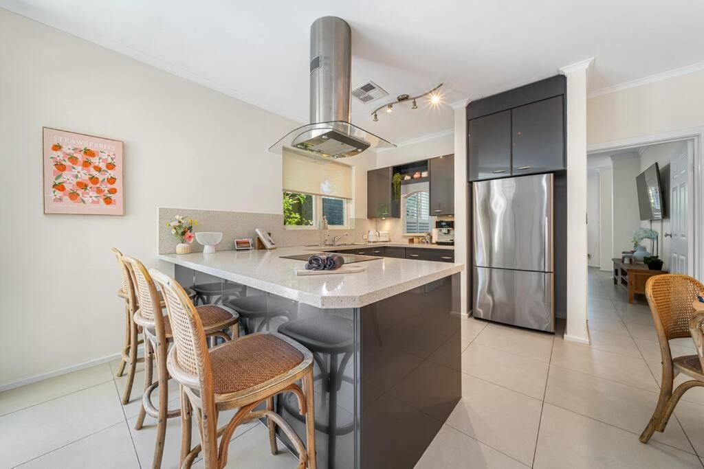 Petal And Bloom - 3br Family Cbd Apartment *