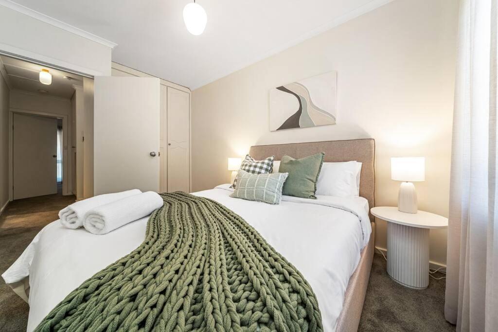 Petal And Bloom - 3br Family Cbd Apartment