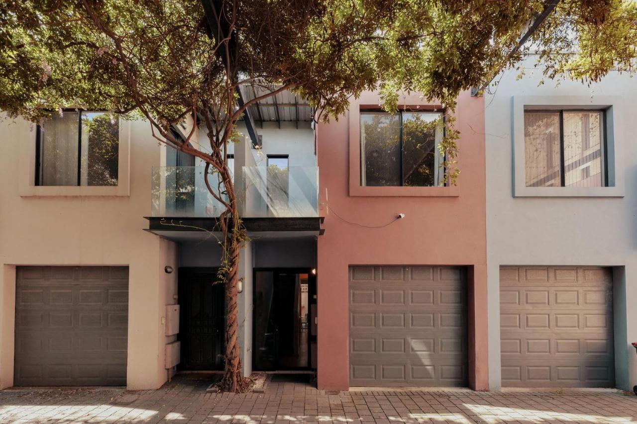 Apartment 3 Bedroom Townhouse Near Gouger Street - Pets Friendly - Free Parking - Free Wifi *