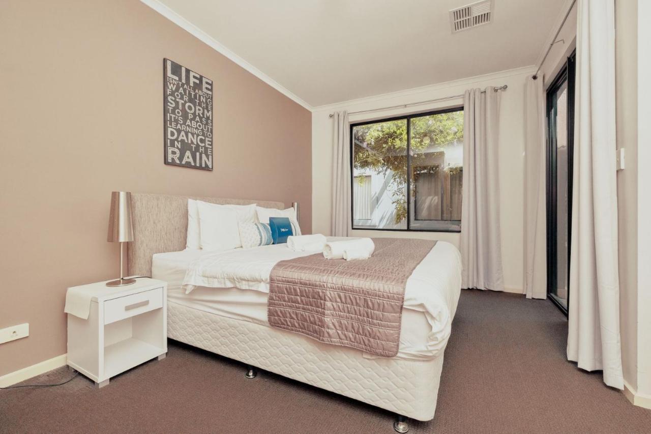 3 Bedroom Townhouse Near Gouger Street - Pets Friendly - Free Parking - Free Wifi *