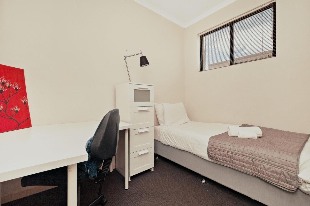 3 Bedroom Townhouse Near Gouger Street - Pets Friendly - Free Parking - Free Wifi Apartment Adelaide