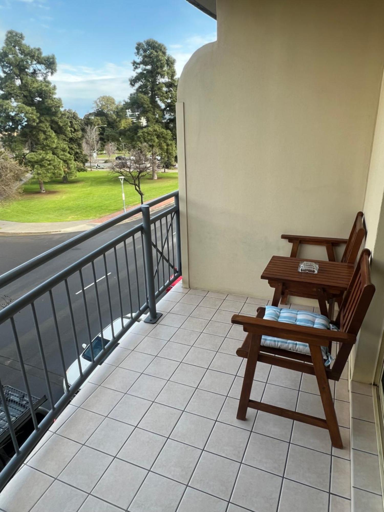 Cbd - 3br, 2bath & Carpark Apartment *
