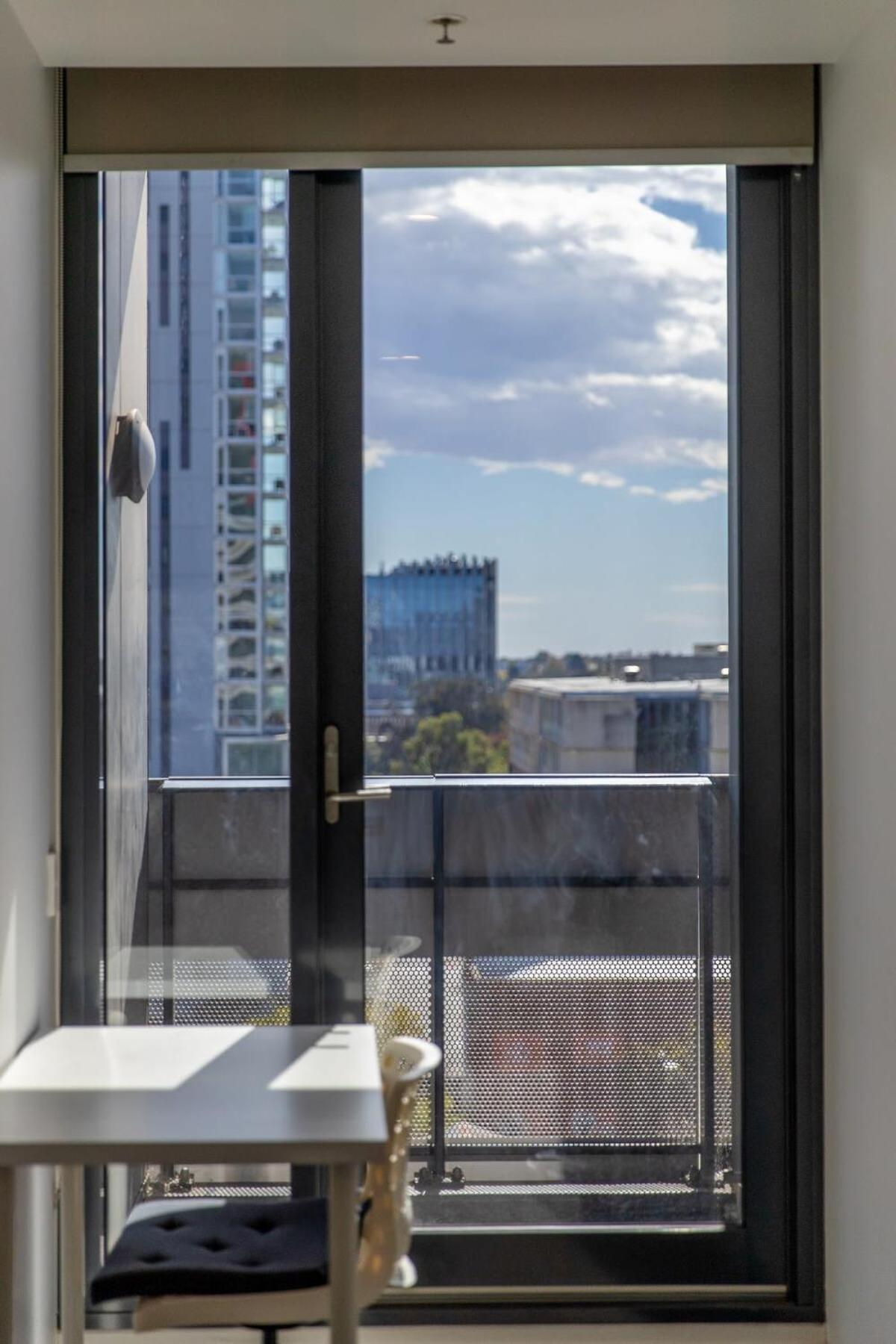 Apartment Walk To Market Parking Gym&pool View