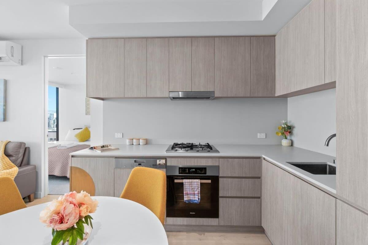 Cbd Oasis - 2br Realm Retreat - Level 19 Apartment *