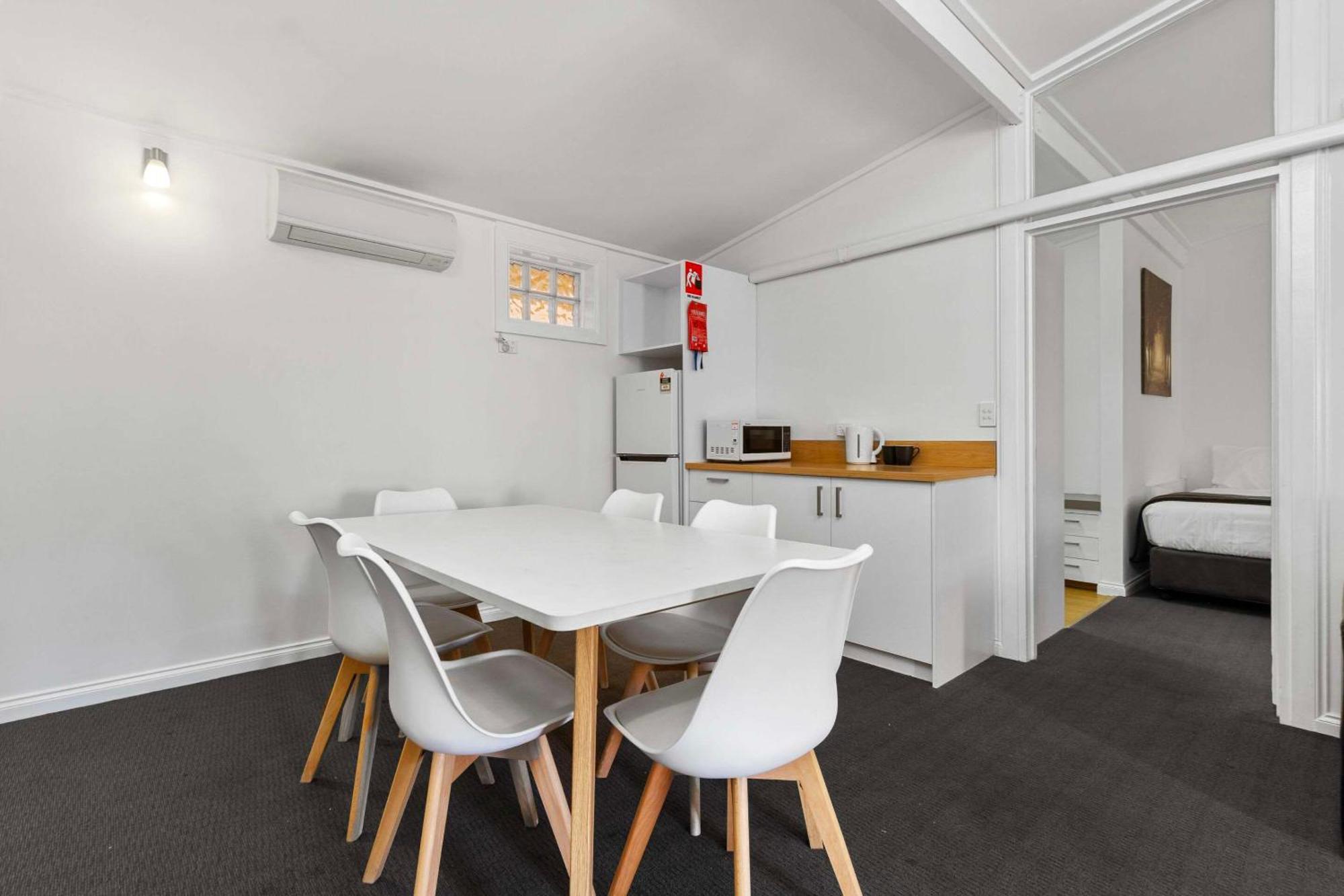 Lodge Econo East *