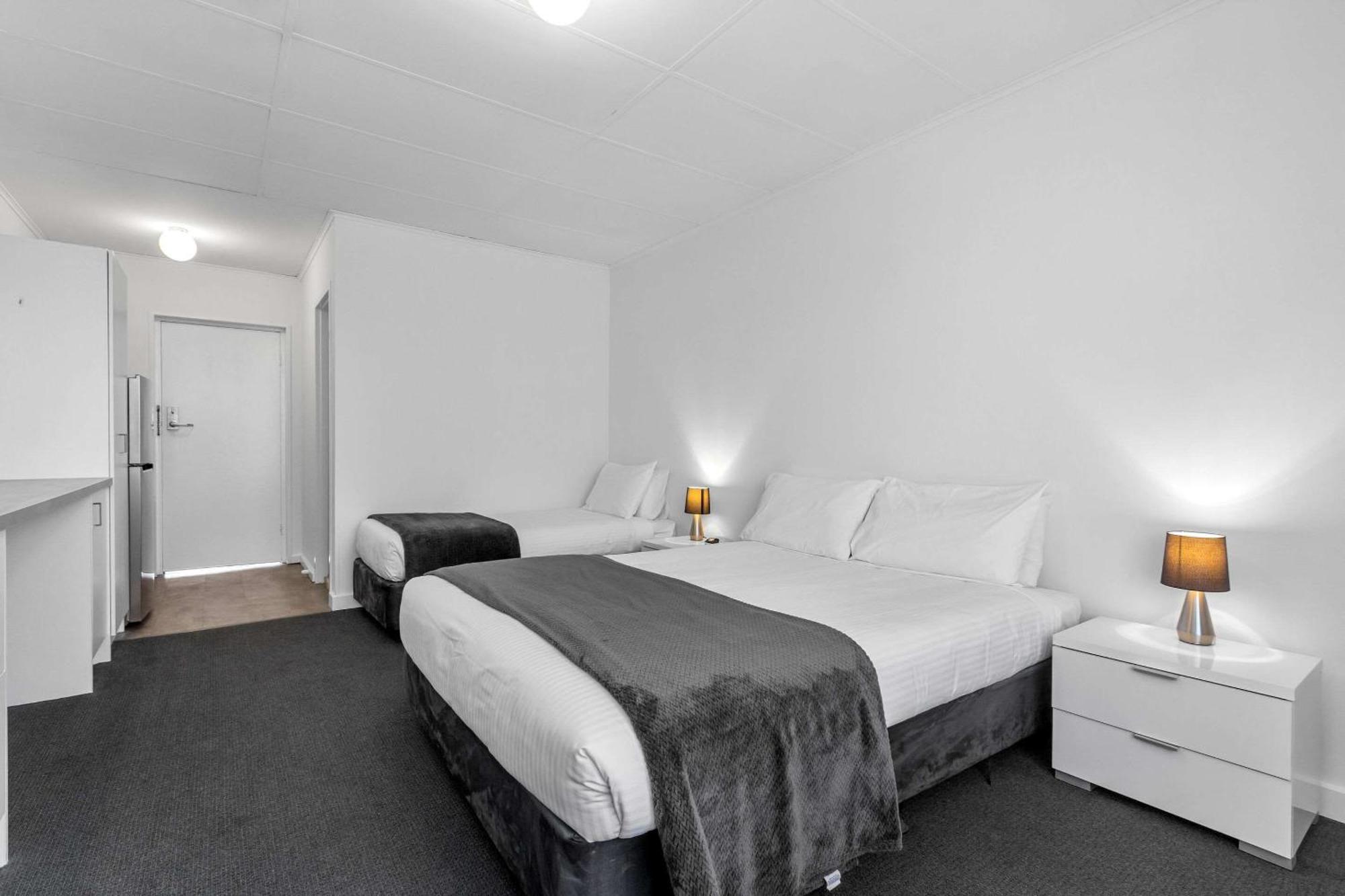 Lodge Econo East *